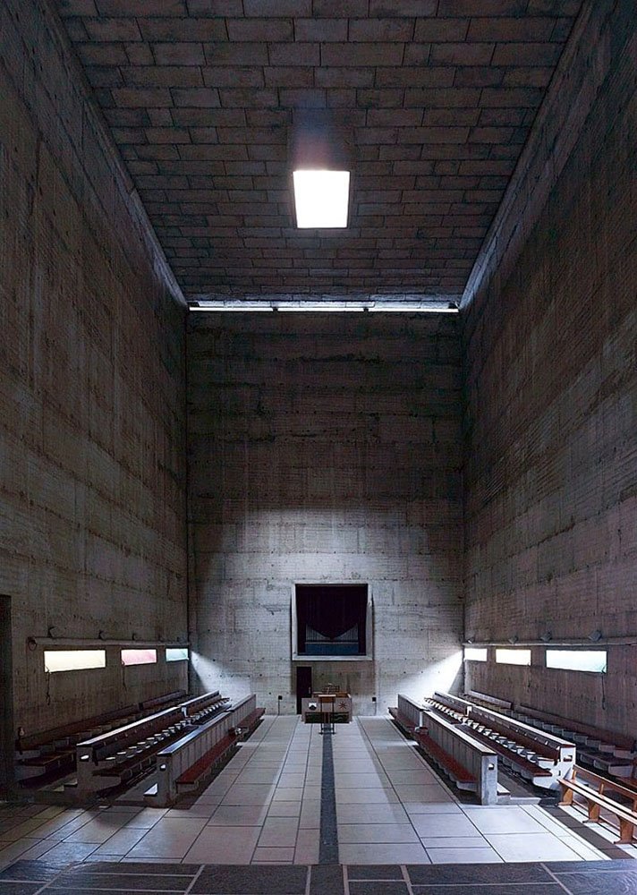 El trabajo de Le Corbusier con la luz natural, a través de pequeñas oquedades en el grueso hormigón, refuerza la dimensión mística de los espacios de culto.