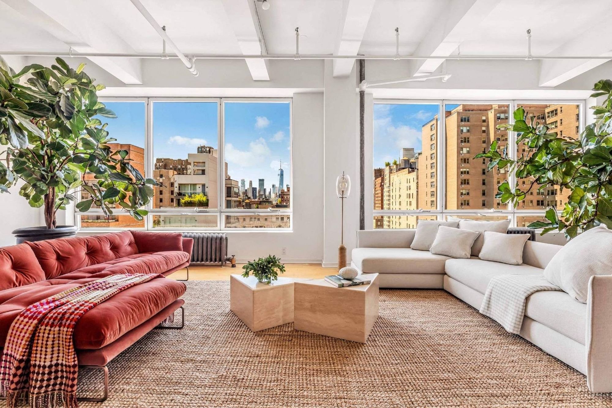Salon con sofa rojo del loft de Susan Sarandon en Nueva York