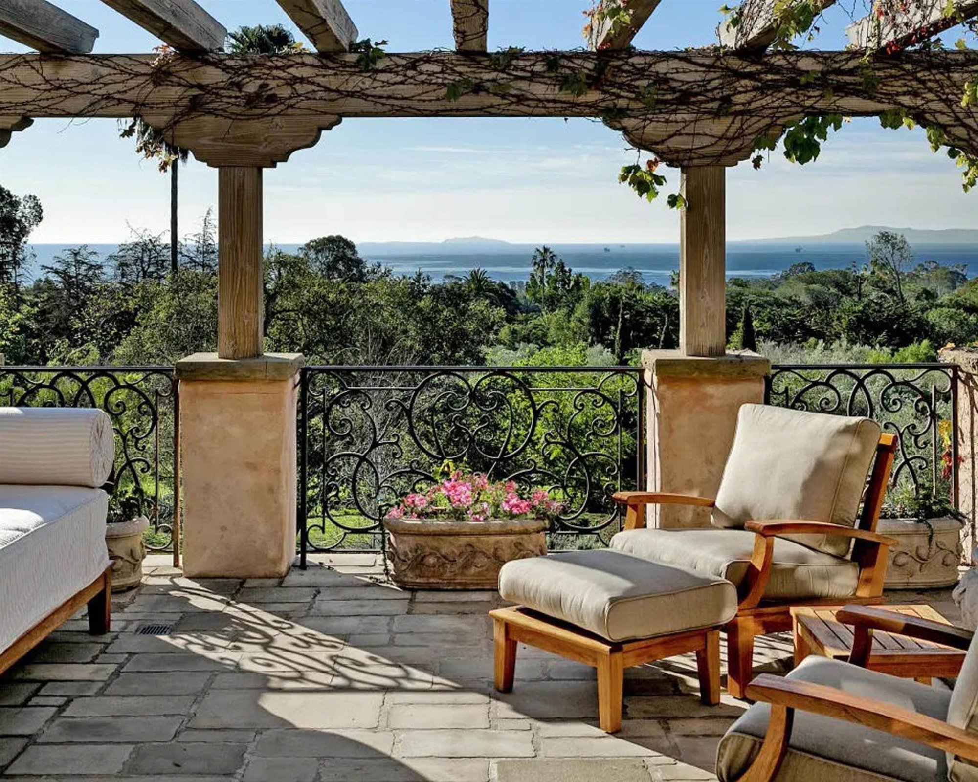Butaca con porche de la casa en Montecito del principe Harry y Meghan Markle