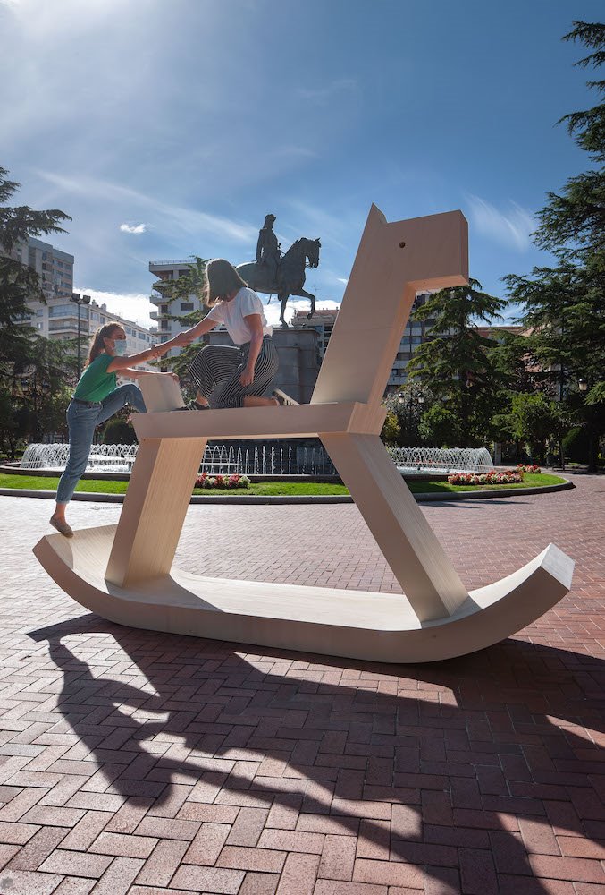 El caballo diseñado por Iza Rutkowska se colocará delante de la estatua del "Monumento a Espartero", en el centro de Logroño. 
