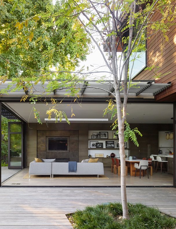 Esta casa tiene dos caras: una de madera y una de cristal