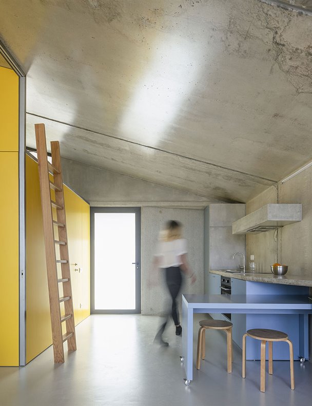 El hormigón demuestra su flexibilidad en esta casa prefabricada en Portugal