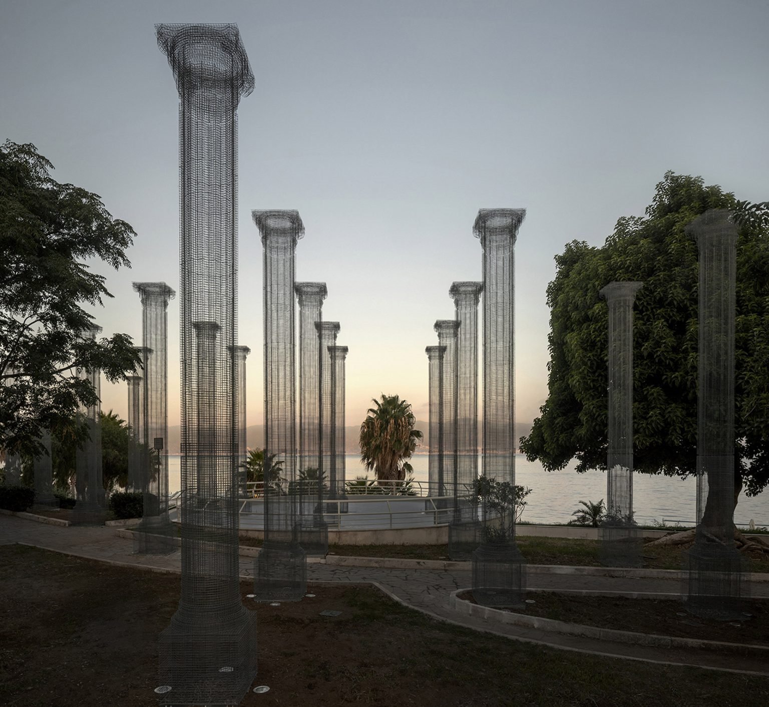 Atardecer con Columnas metalicas por Edoardo Tresoldi en la ciudad siciliana de Reggio Calabria