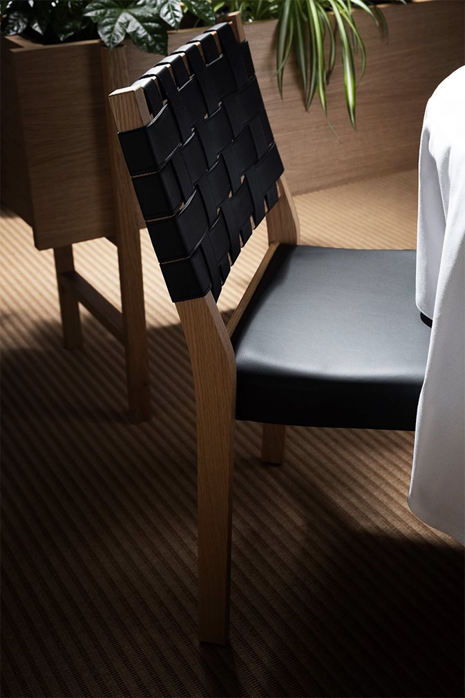 Savoy-restaurante-interiores-Helsinki-Ilse-Crawford-Silla.   También se retapizaron sillas y sofás, centrándose en una paleta de colores de marrones suaves, blanco y negro, tonos que se sientan pacíficamente dentro del marco existente. 