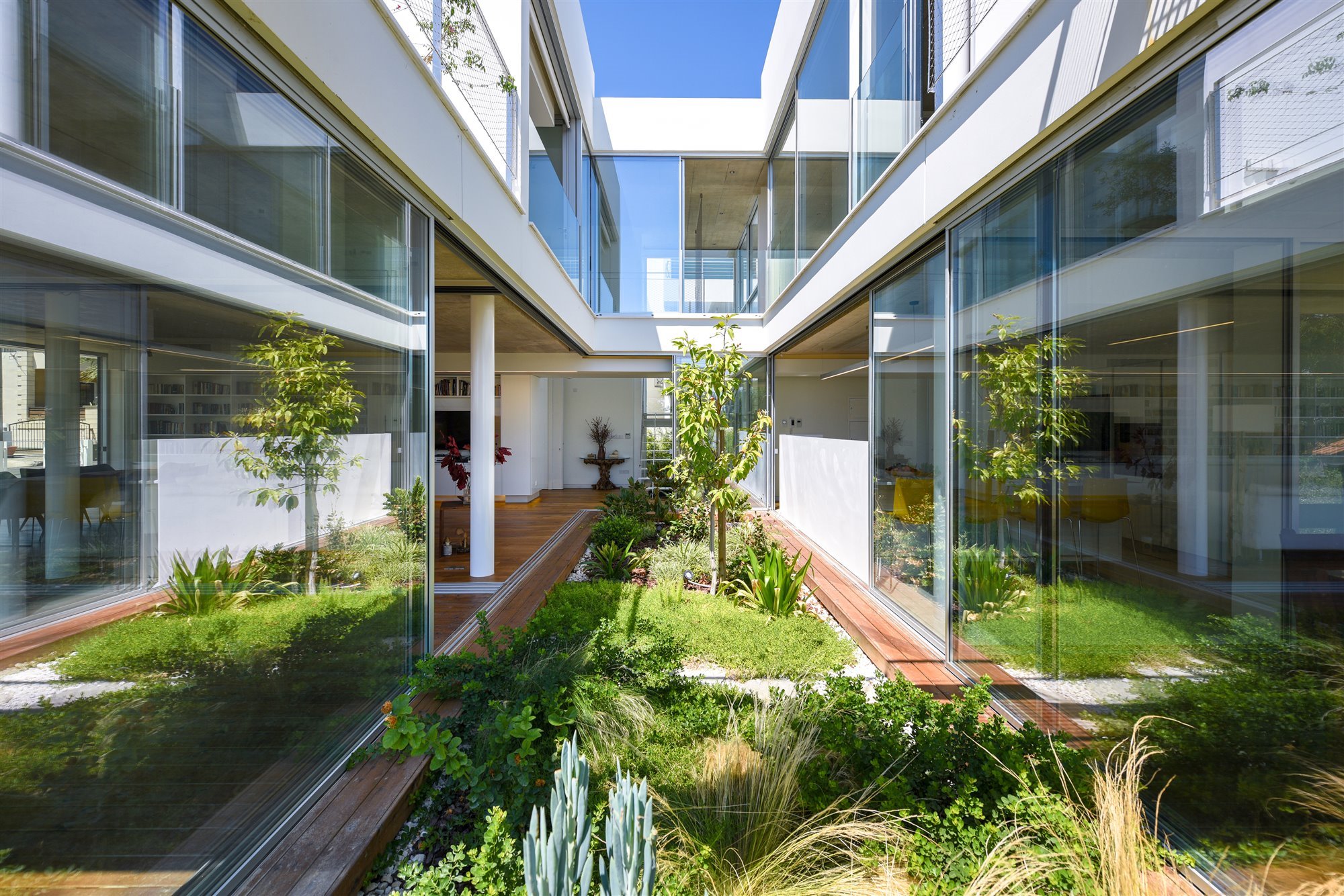 Una Casa Moderna Y Con Paredes De Cristal En Medio De La Ciudad De Nicosia