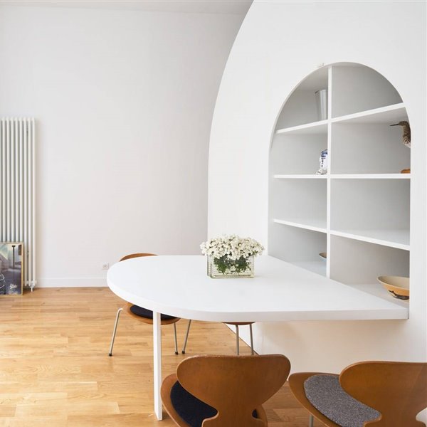 Un piso de 30 metros en París crece gracias a una mesa plegable