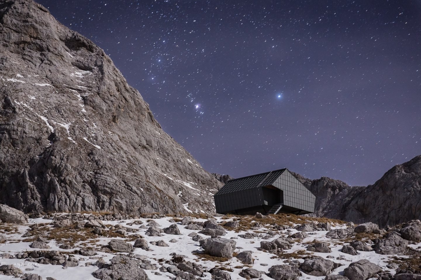 Casas montaña nieve 7 exterior estrellado. Un refugio alpino bajo un manto de estrellas
