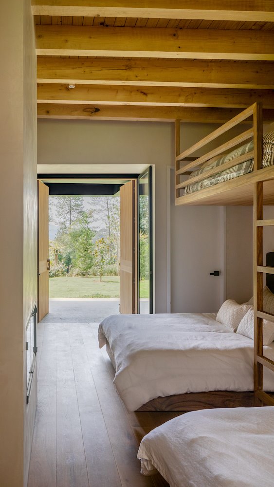 Dormitorio juvenil con literas de madera