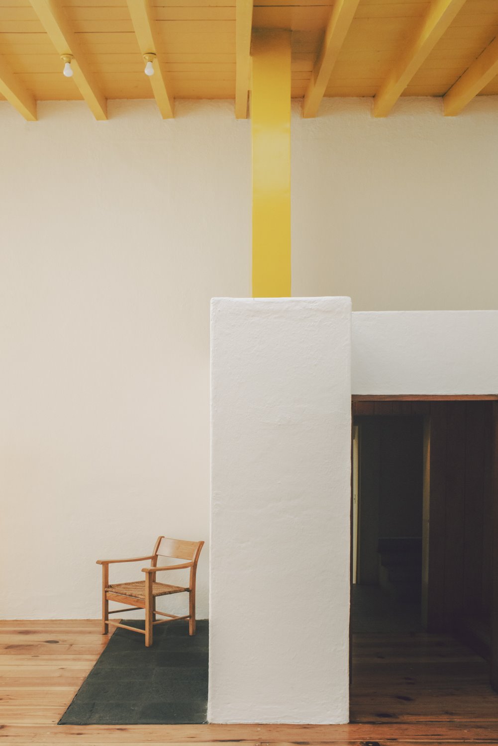 Interior de una casa con techos de color amarillo del arquitecto mexicano Luis Barragan