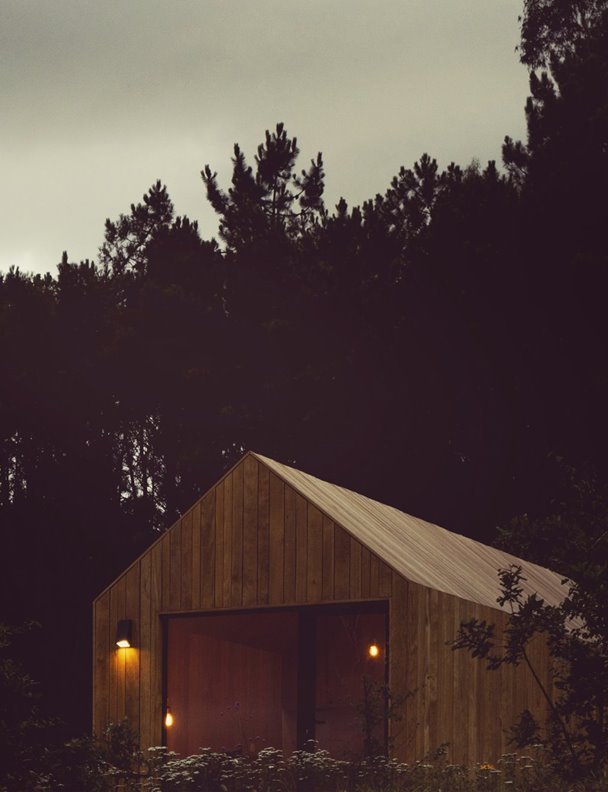 La cabaña de madera minimalista y prefabricada para escaparse unos días a Galicia