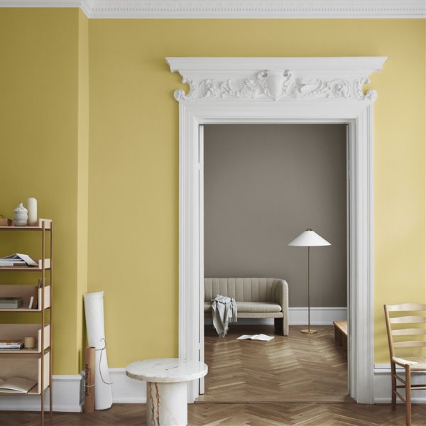 Salon con paredes pintadas en color amarillo y gris puerta con molduras