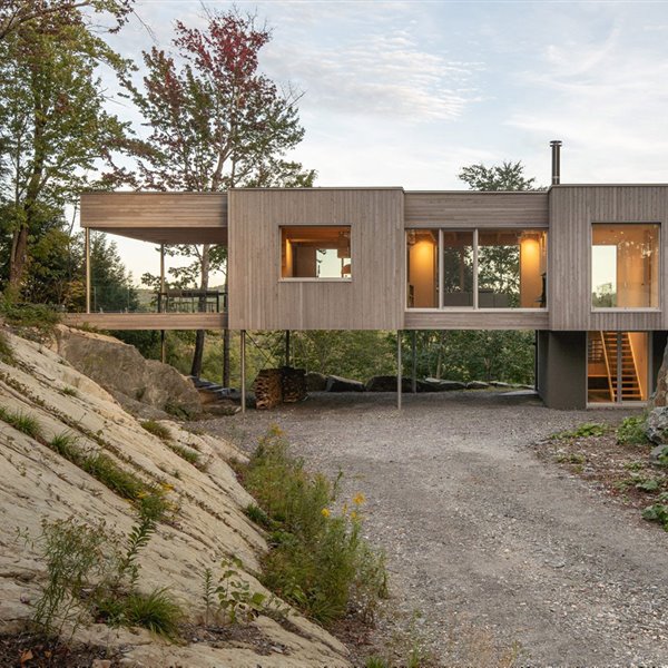 Esta moderna casa de madera en el bosque "pasa" de desniveles