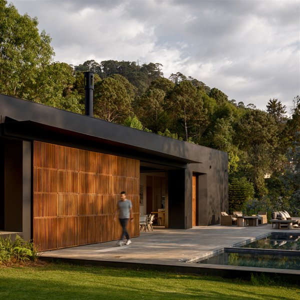 Una casa moderna y tranquila, de arquitectura elegante junto a un lago