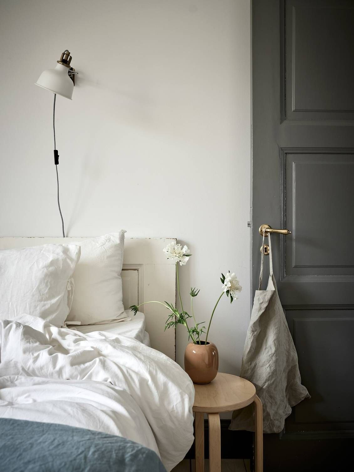 Dormitorio con cabecero de estilo rustico
