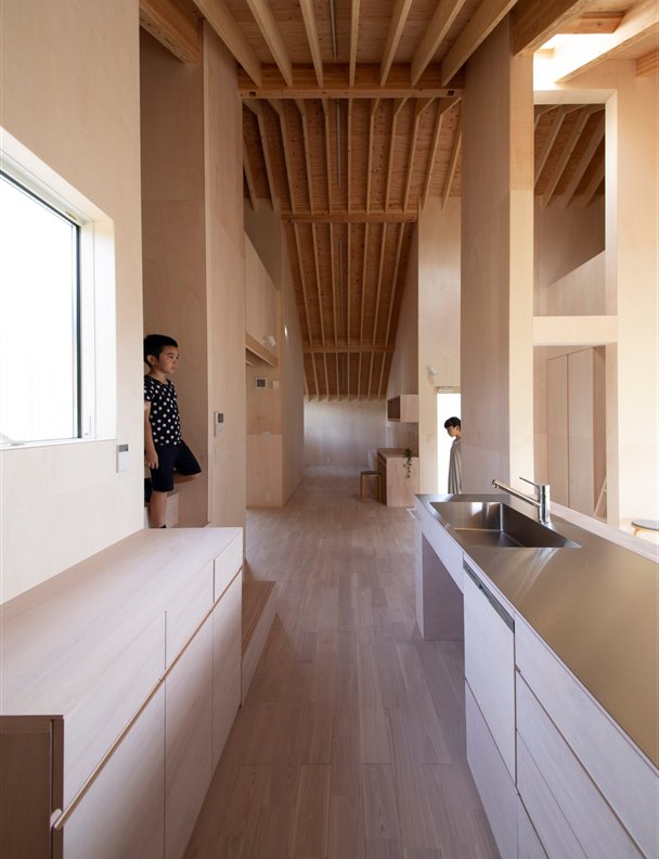 Una casa muy moderna en Japón con interiores minimalistas