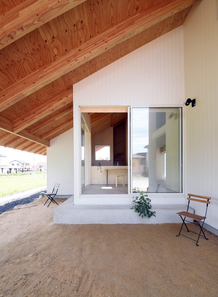 Casa en japon de los arquitectos Katsutoshi Sasaki + Associates con techo de madera y paredes blancas
