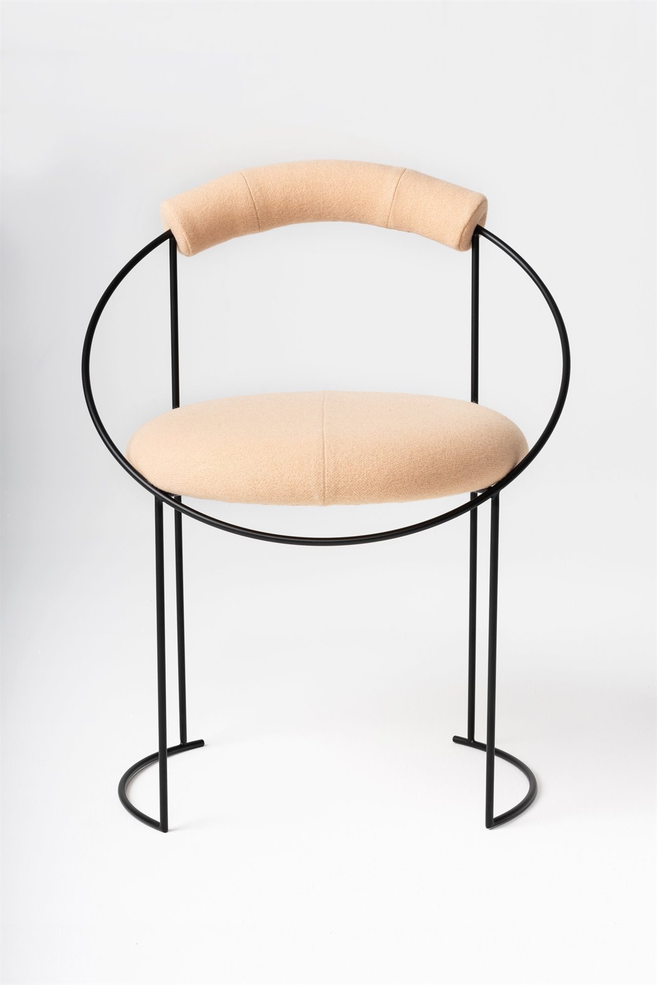 El color suave de la superficie blanda de la silla proporciona una estética muy elegante. 