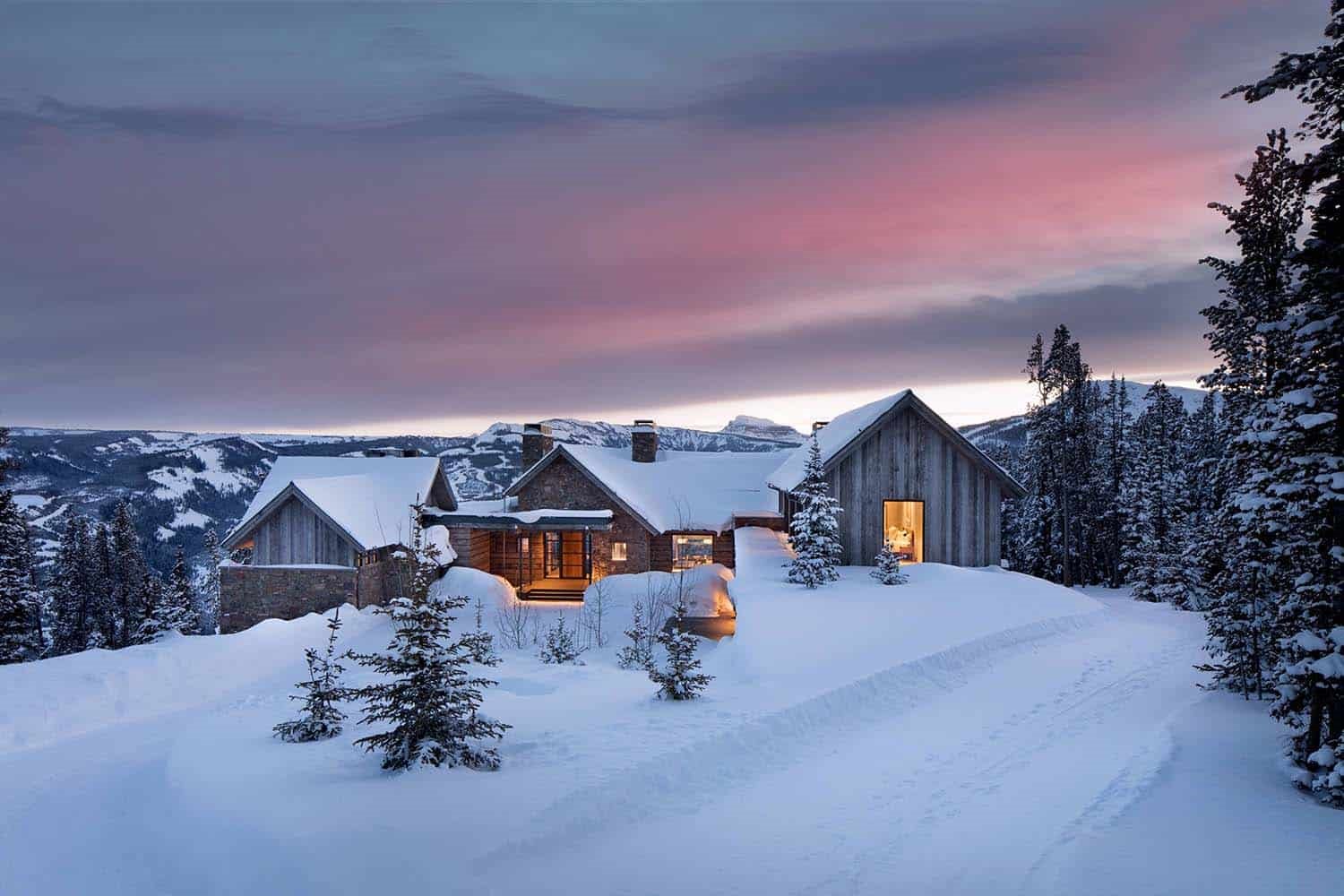 Casas en la montaña nevadas de madera