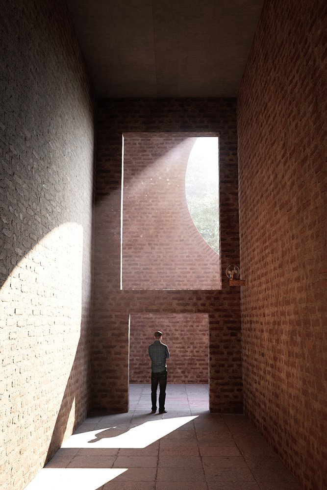 En el proyecto Kahn desplegó su idea del juego de la luz con el espacio arquitectónico a través de vacíos y llenos.