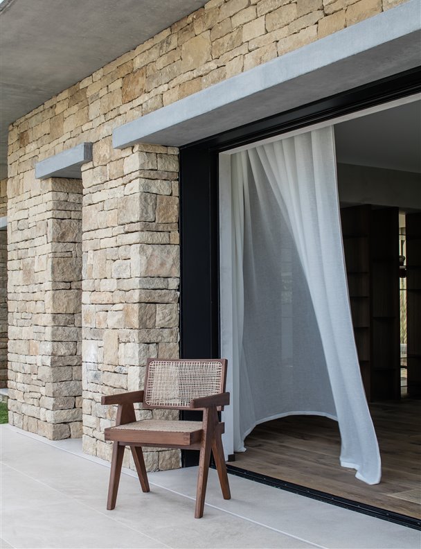Esta casa moderna con fachada de piedra natural es una de las más espectaculares de Cap d'Antibes