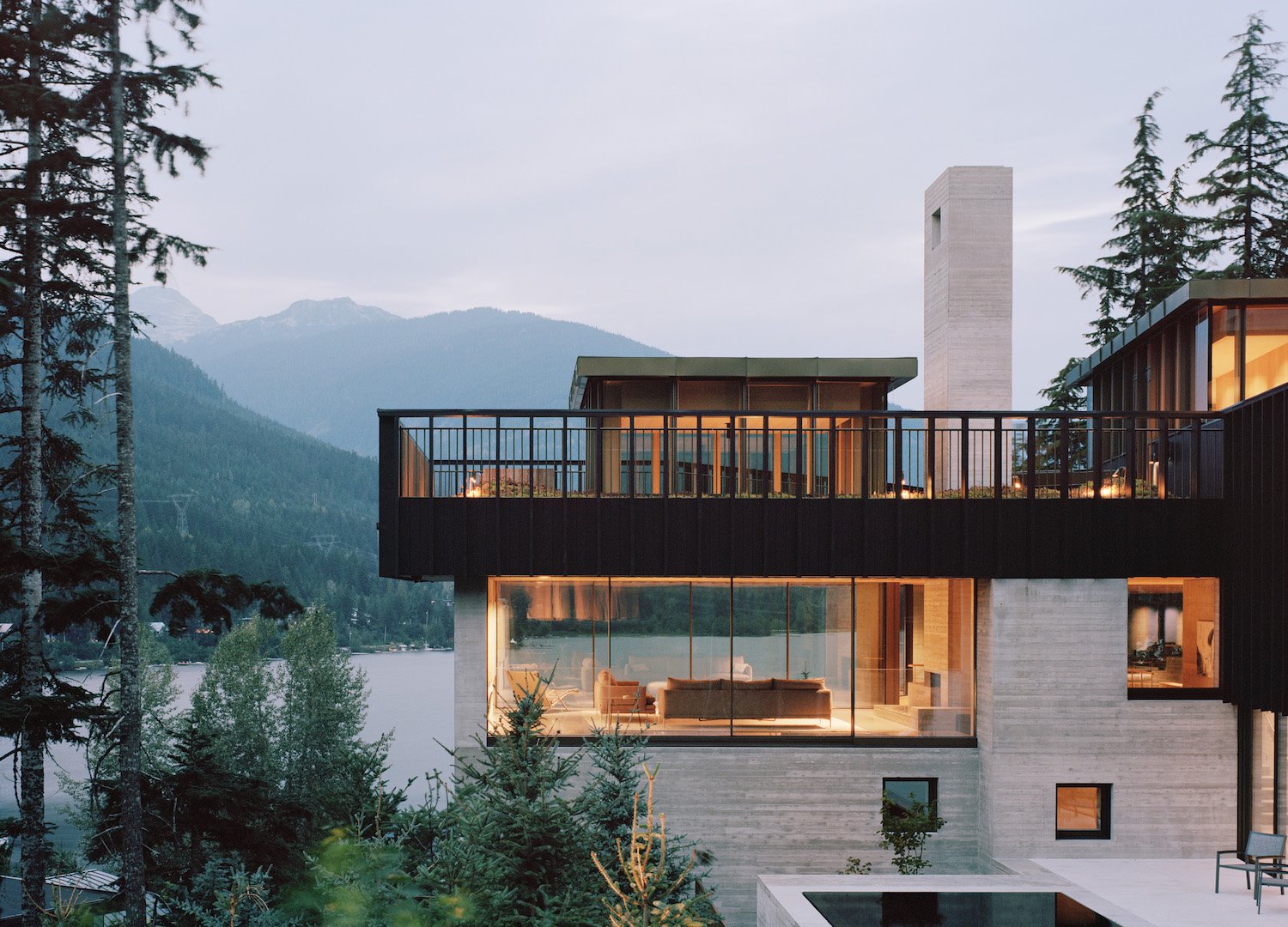 Casa moderna en los bosques de Canadá fachada iluminada