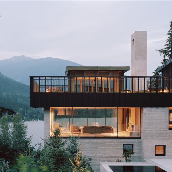 En esta moderna casa contemplarás las sequoias canadienses sin moverte del salón