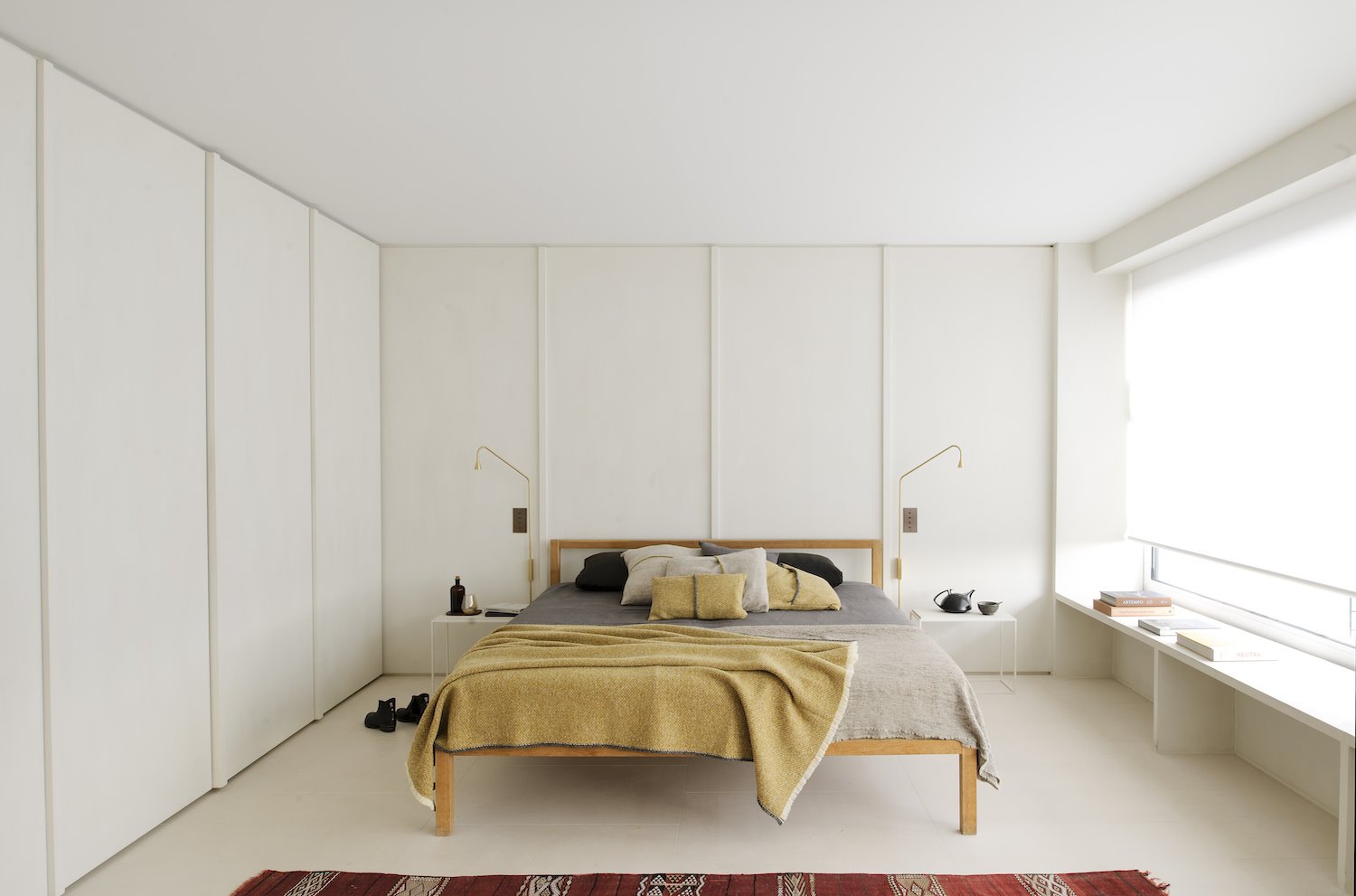 Dormitorio con armarios blancos empotrados