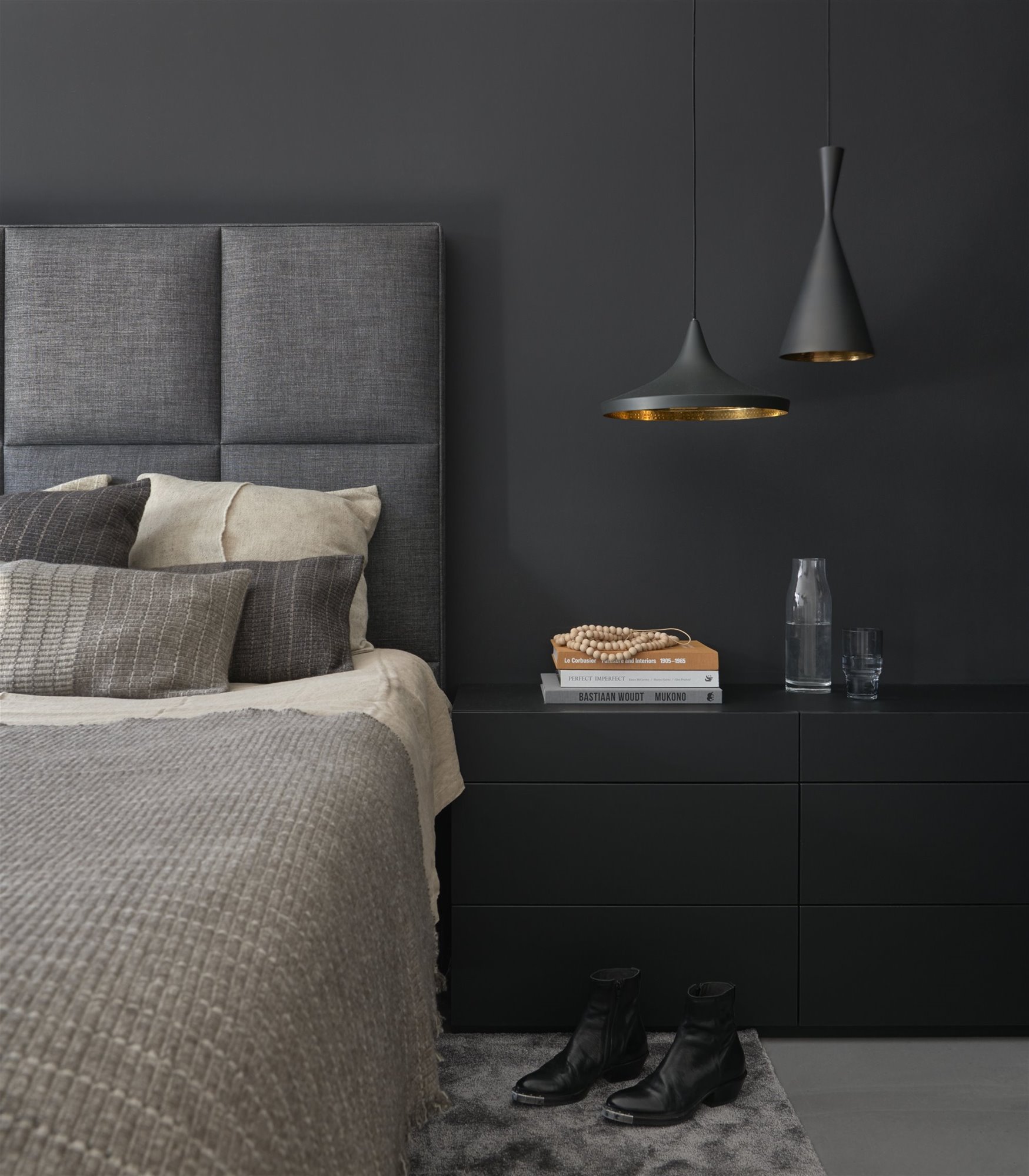 Dormitorio con cabecero de tela en color gris