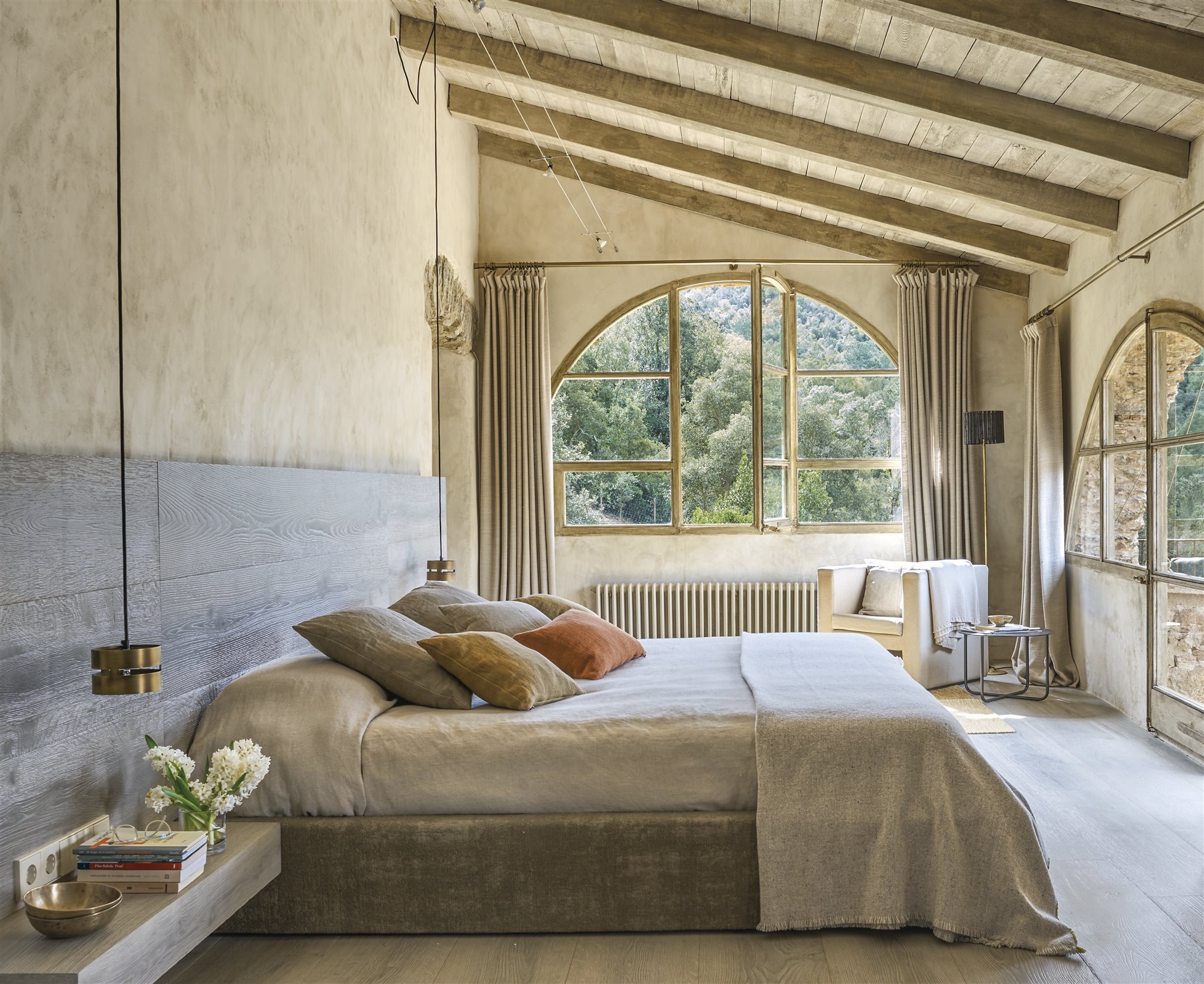Dormitorio de una casa de campo con vigas de madera