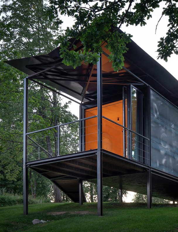 Una casa prefabricada de acero transportable para evadirte en la naturaleza