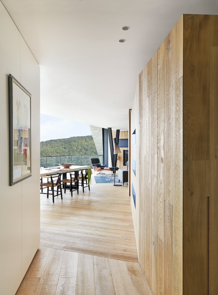 Pasillo de una casa moderna con armarios de madera