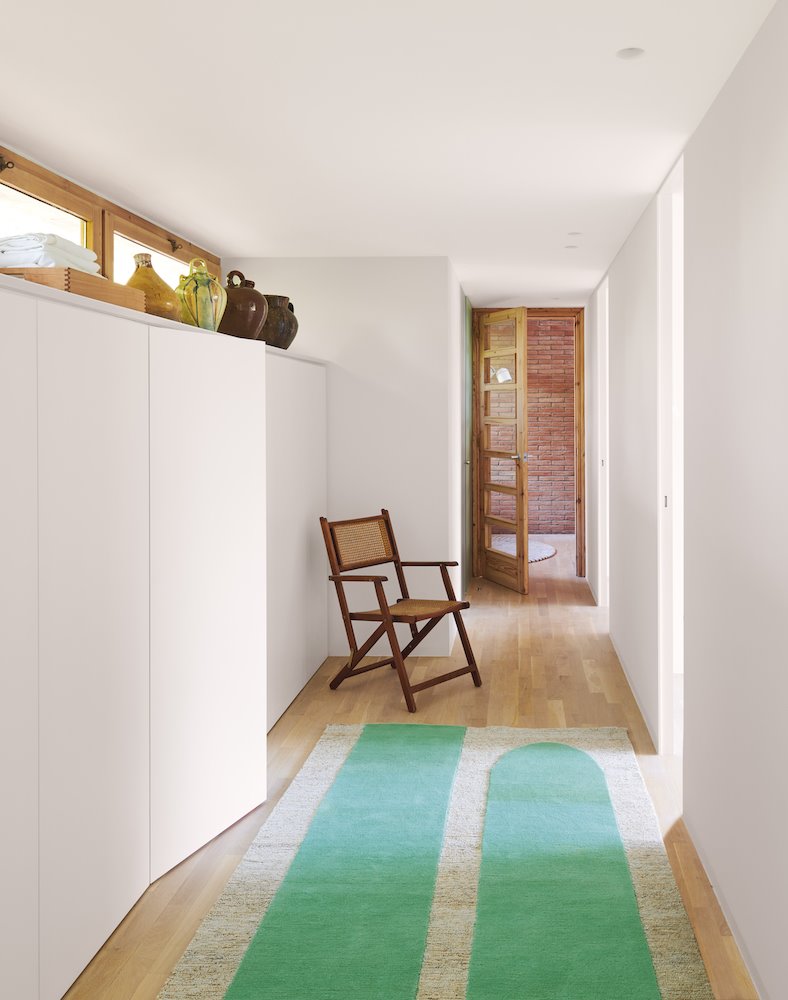 Pasillo de una casa moderna con armarios y alfombra