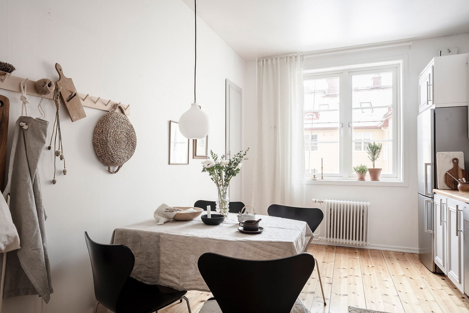 Mini piso en Suecia con decoracion moderna nordica cocina comedor