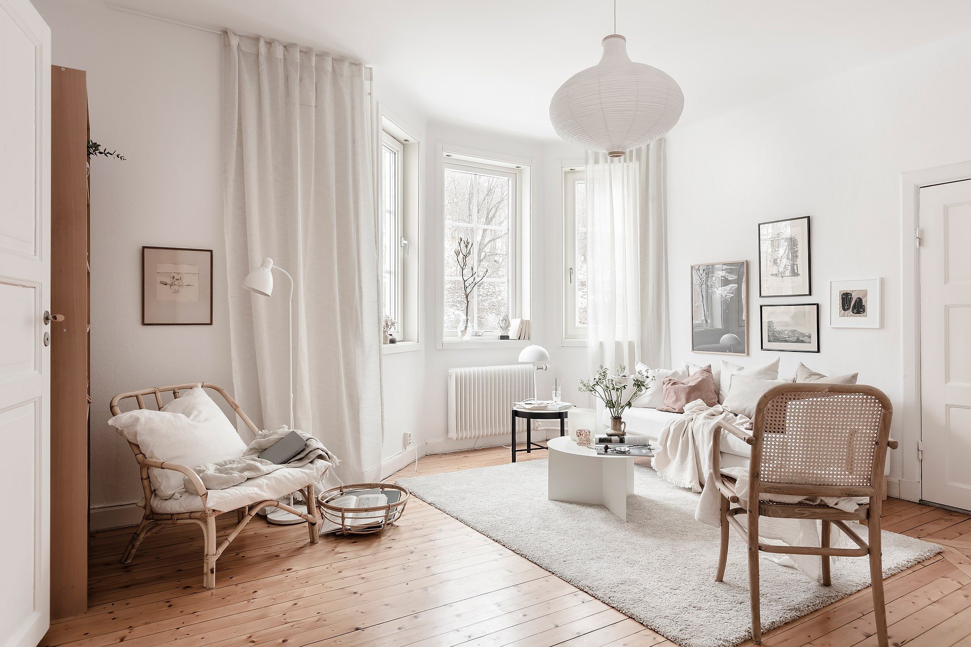 Mini piso en Suecia con decoracion moderna nordica salon con lampara de techo