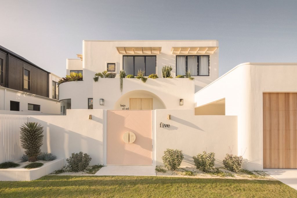 Casa junto a la playa de Australia con paredes blancas encaladas y decoracion moderna facahda