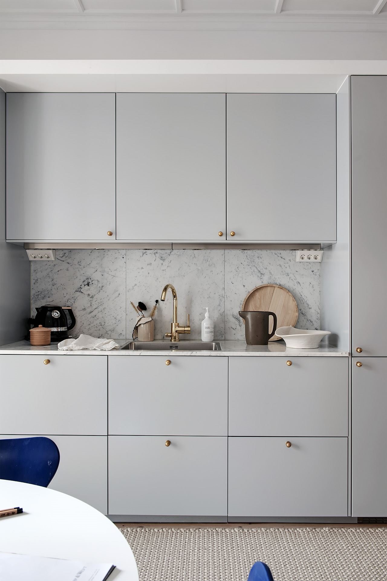 Piso con decoracion nordica moderna y paredes pintadas en color gris cocina con muebles grises