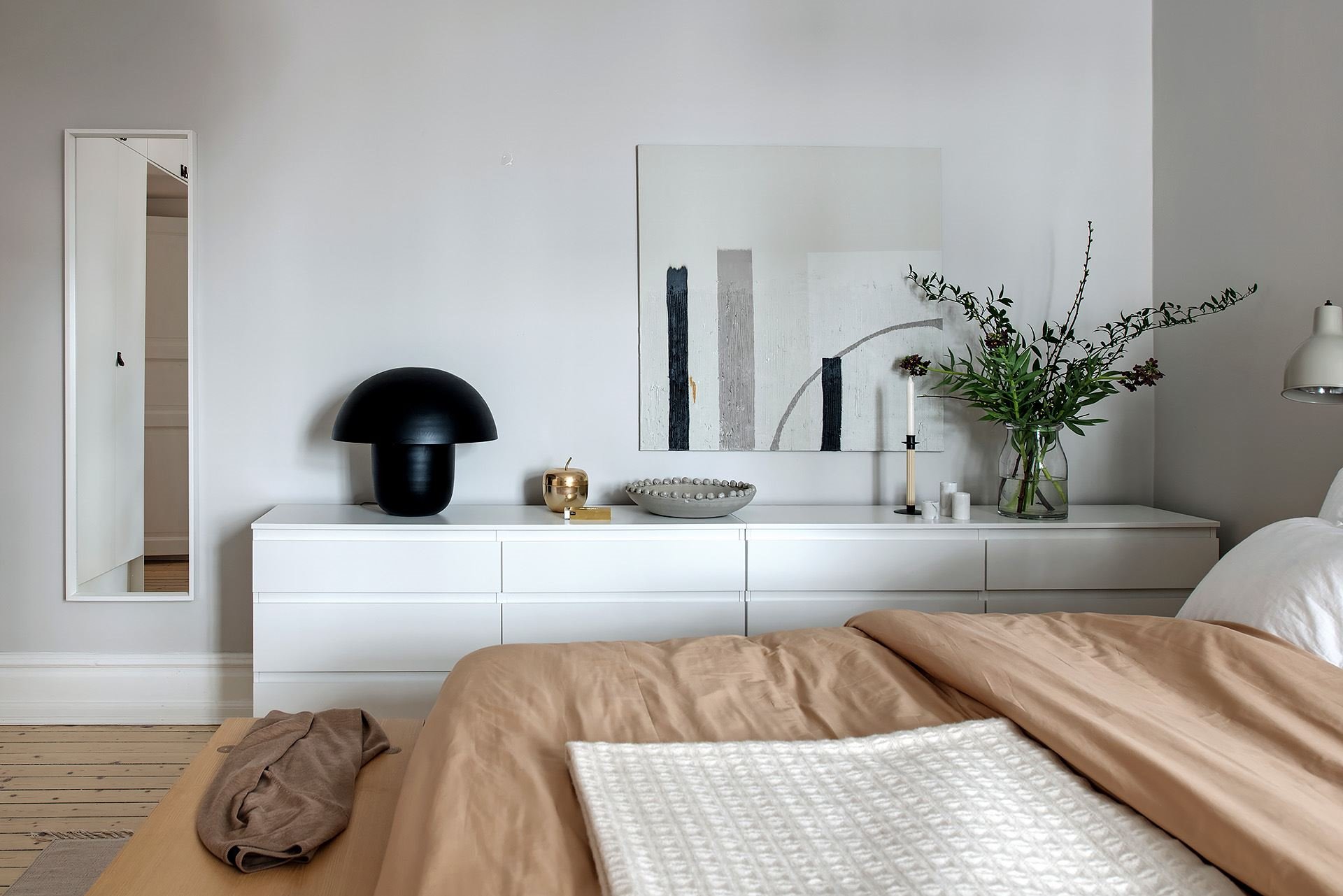 Piso con decoracion nordica moderna y paredes pintadas en color gris dormitorio