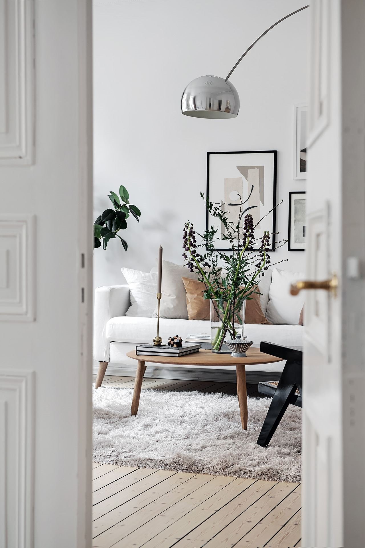 Piso con decoracion nordica moderna y paredes pintadas en color gris salon con puertas blancas