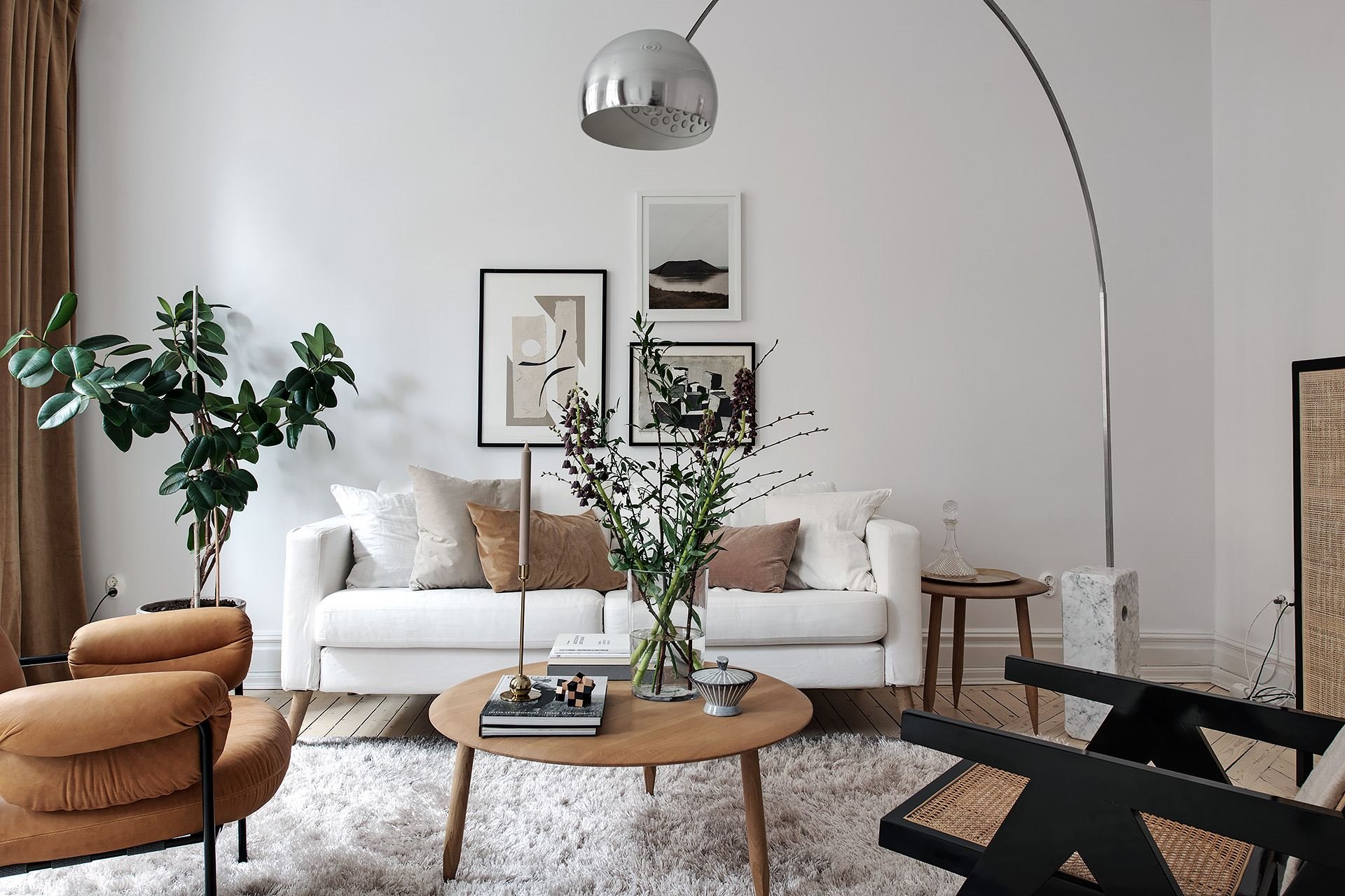 Piso con decoracion nordica moderna y paredes pintadas en color gris salon con sofa blanco