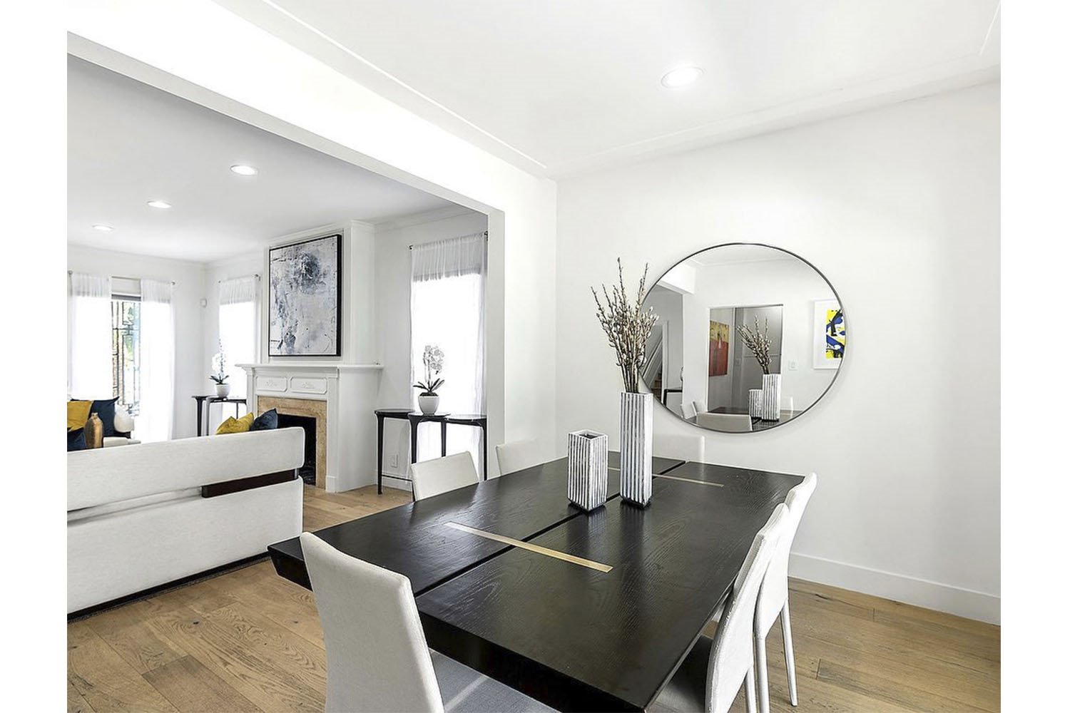 Casa de Meghan Markle soltera en Los Angeles comedor con sillas blancas y mesa negra