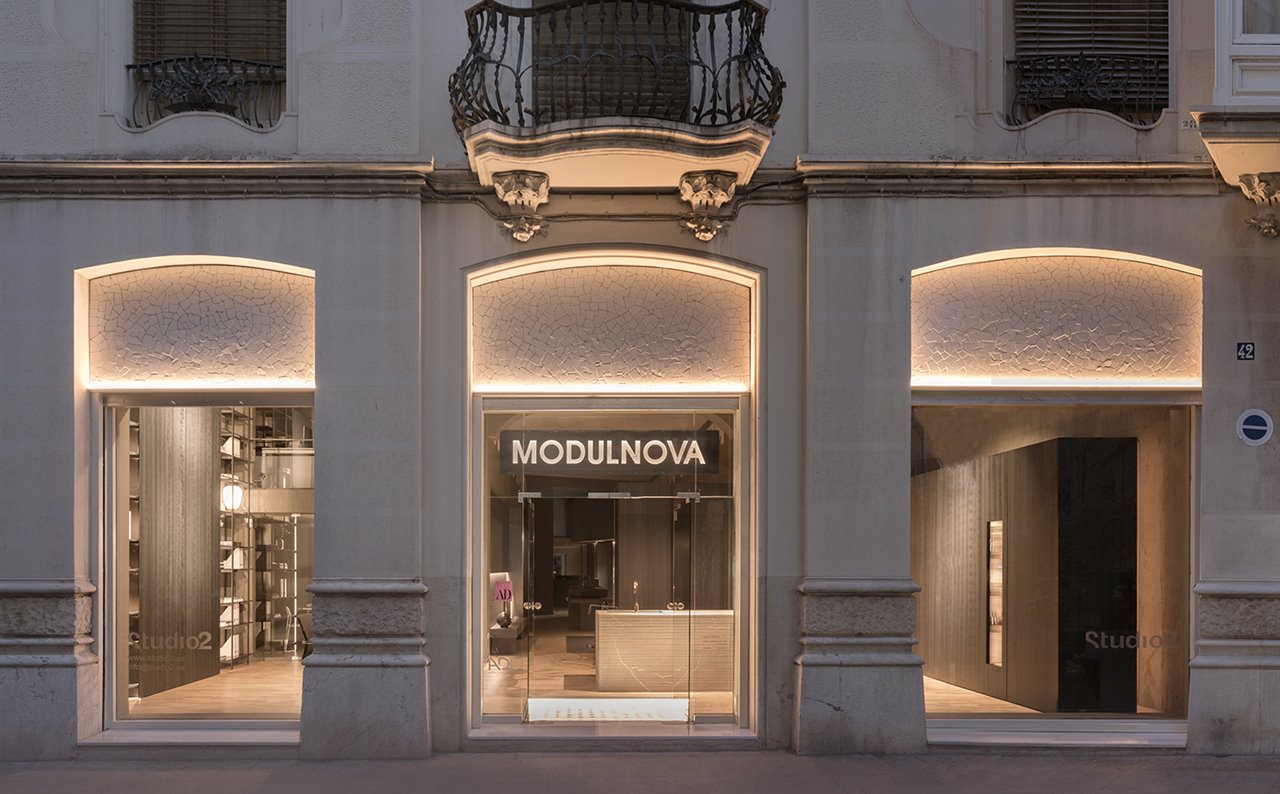 La nueva tienda Modulnova en Valencia se ubica en un elegante edificio clásico de la calle del Mar, en el casco antiguo de la ciudad.