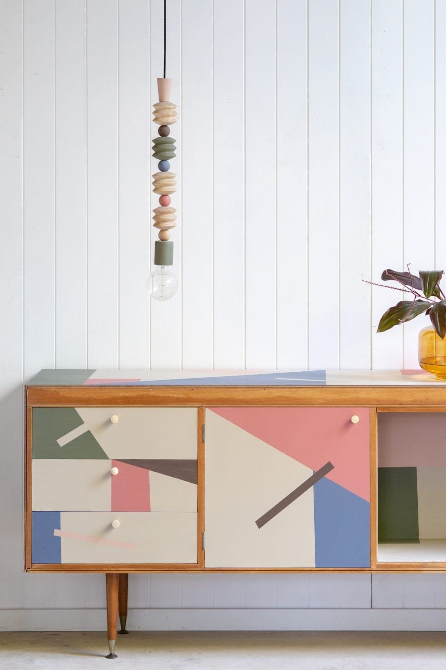 Mueble con frontales pintados con motivos geometricos con chalkpaint pintura a la tiza