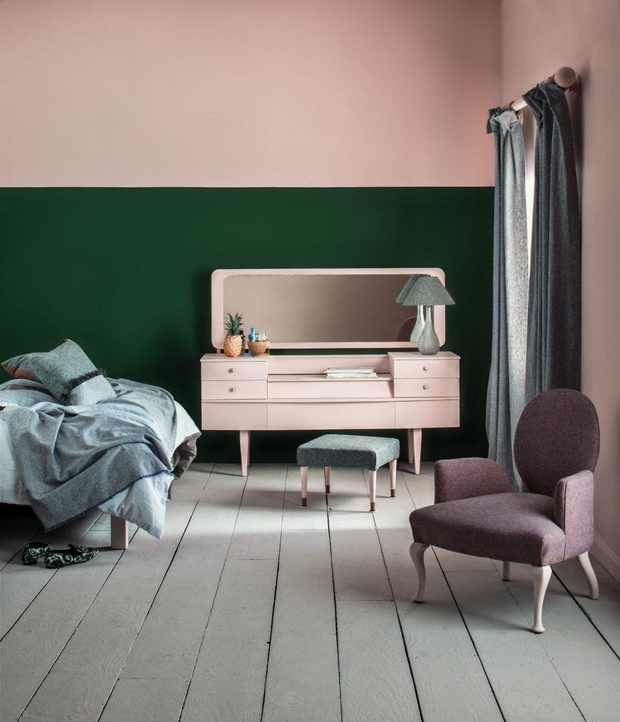 Dormitorio con tocador pintado a la tiza chalkpaint en color rosa. Probar antes, imprescindible