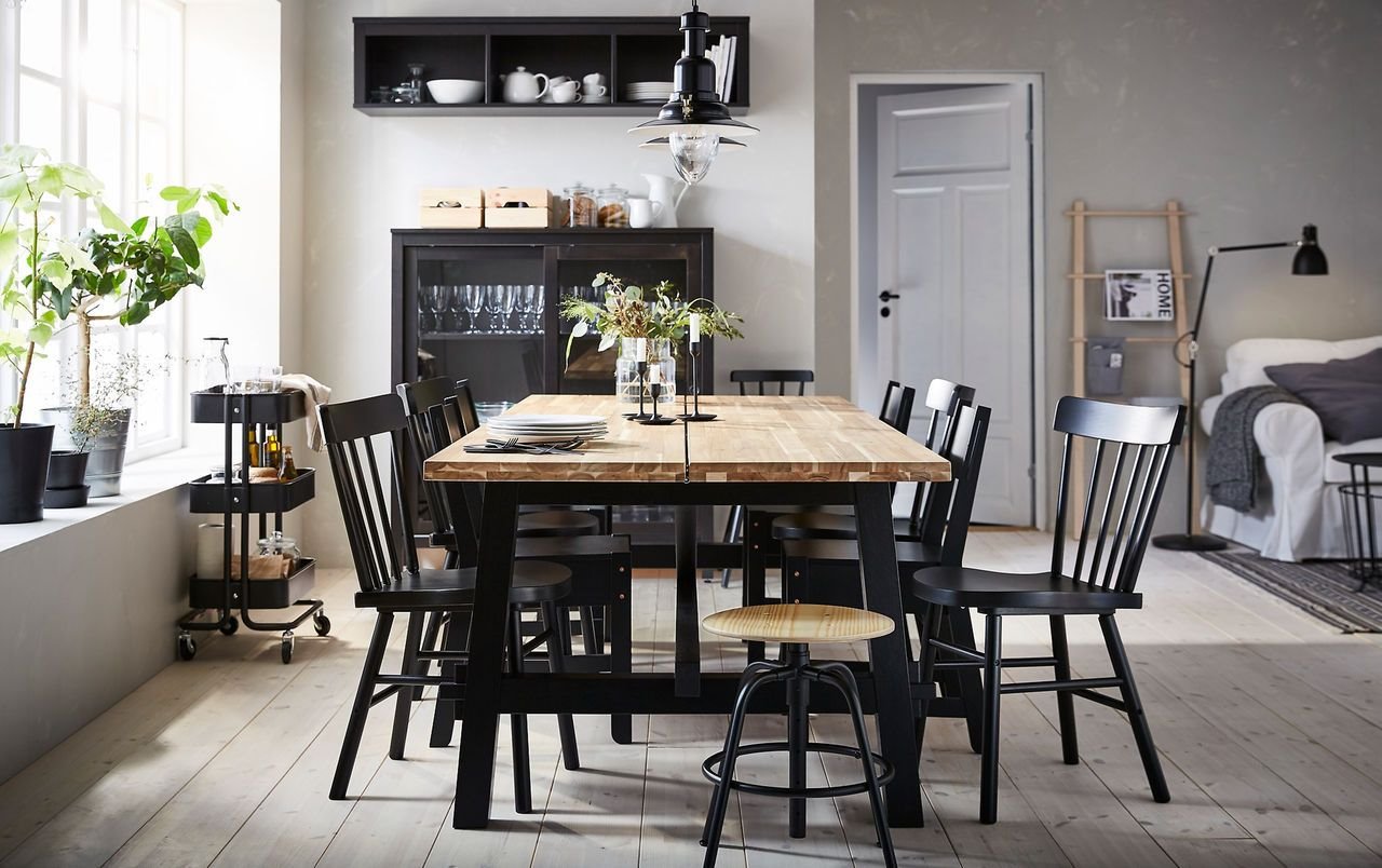 Salon con mesa Skogsta de madera con patas negras de Ikea