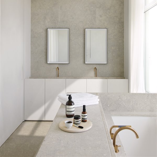 Decora tu baño moderno con espejos gracias a estas sencillas ideas