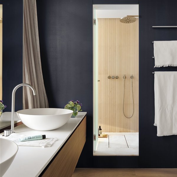 Mamparas, madera y microcemento: estas ideas lograrán que la ducha de tu baño se convierta en un espacio moderno y elegante