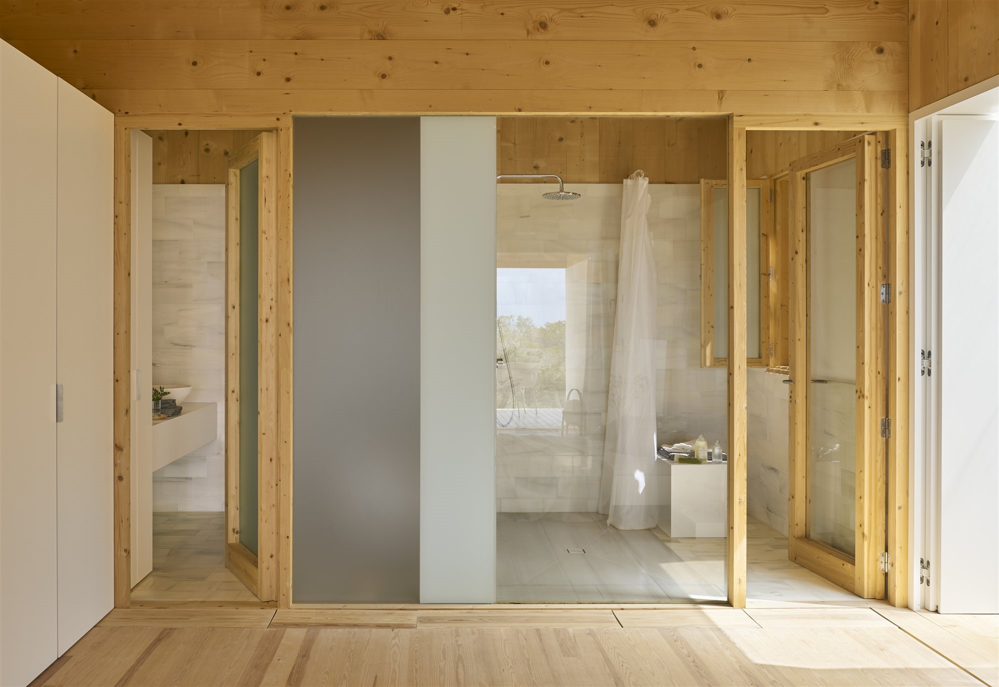 Ban~o moderno con ducha y madera