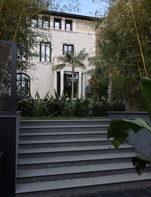 Las molduras de Orac Decor elevan los espacios de la mansión Villa Mayfair