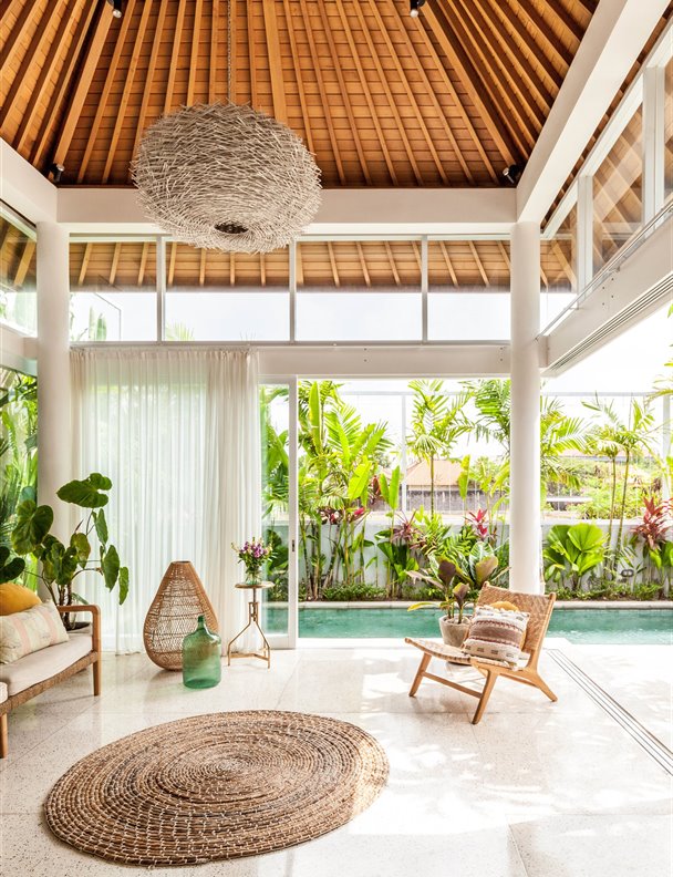 Esta casa en Bali conecta con la tradición de la zona gracias a sus techos de paja