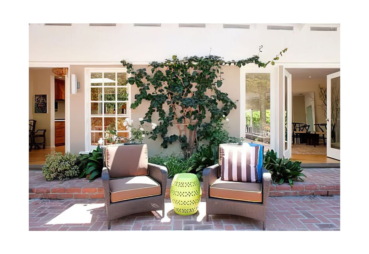 Casa en Los Angeles de Harry Styles y Olivia Wilde porche con sillones